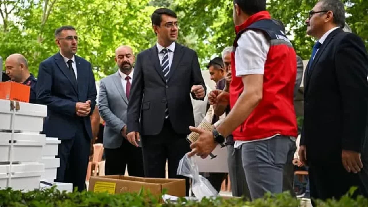 Uşak'ta Ana Arı ve Sera Naylonu Dağıtım Töreni Düzenlendi