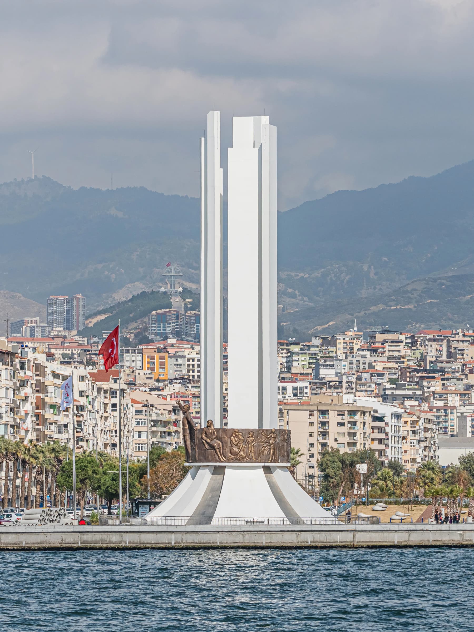 Atatürk, Annesi ve Kadın Hakları Anıtı