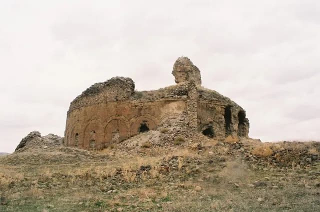 Bana Katedrali ve Penek Tarihî Yerleşimi