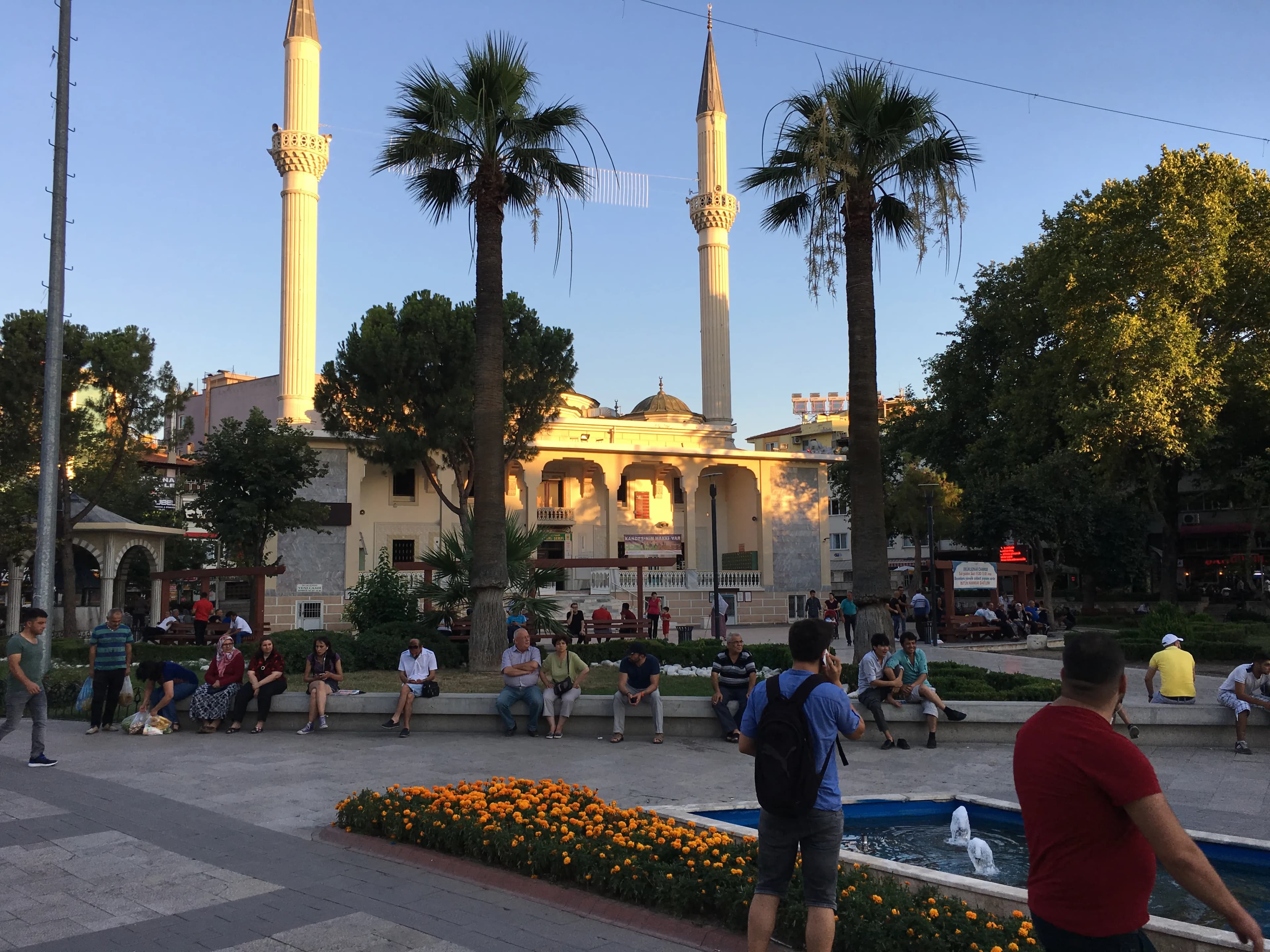 Delikliçınar Meydanı