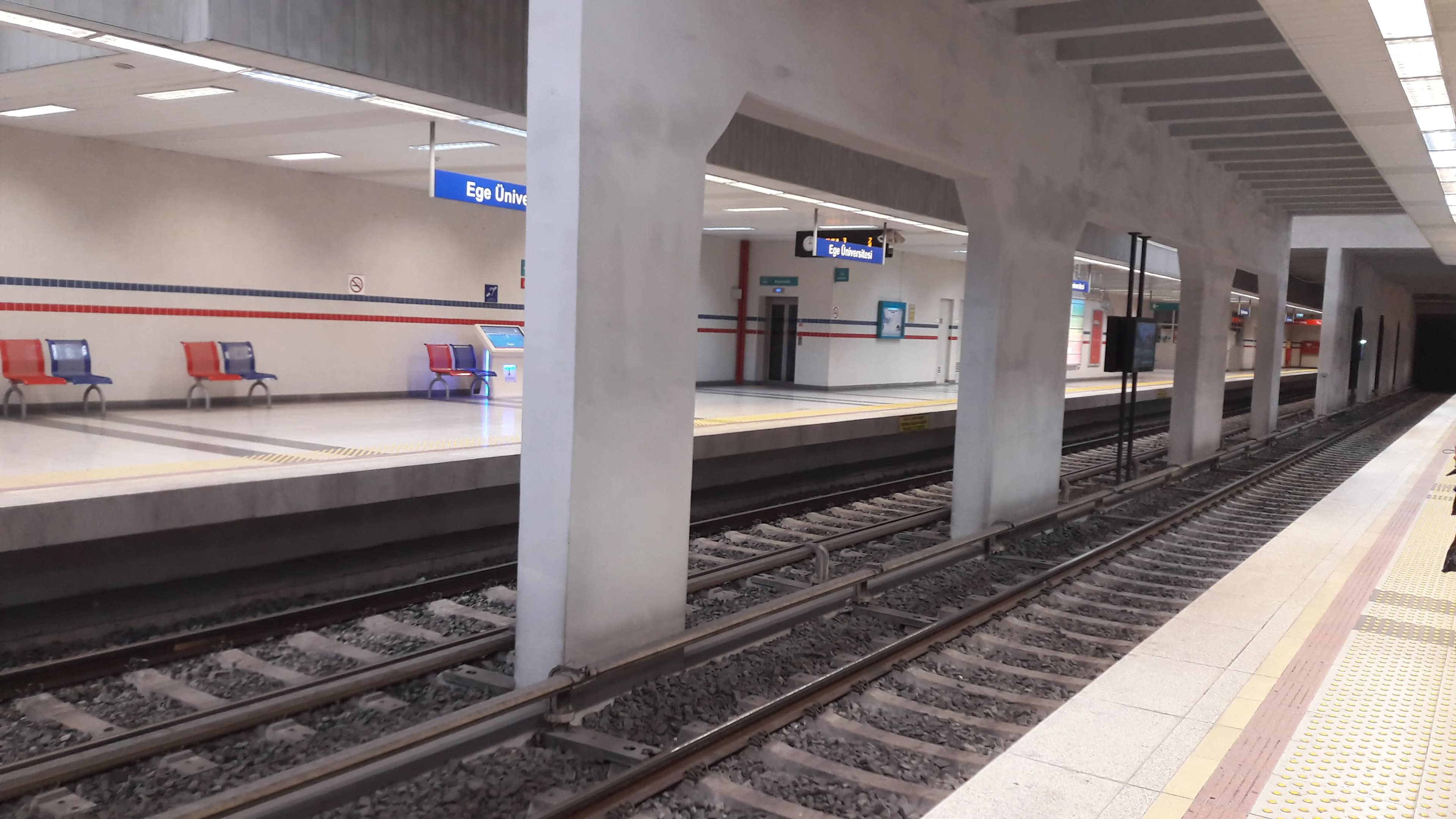 Ege Üniversitesi Metro İstasyonu