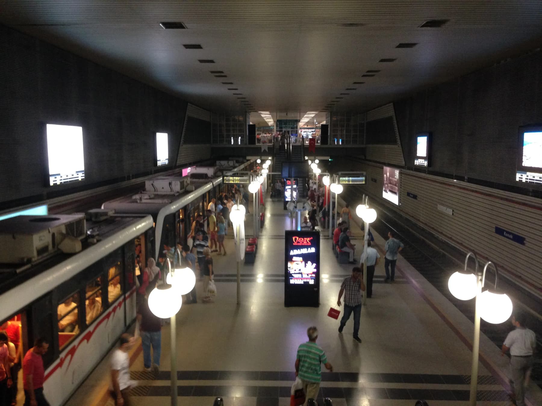 Konak Metro İstasyonu