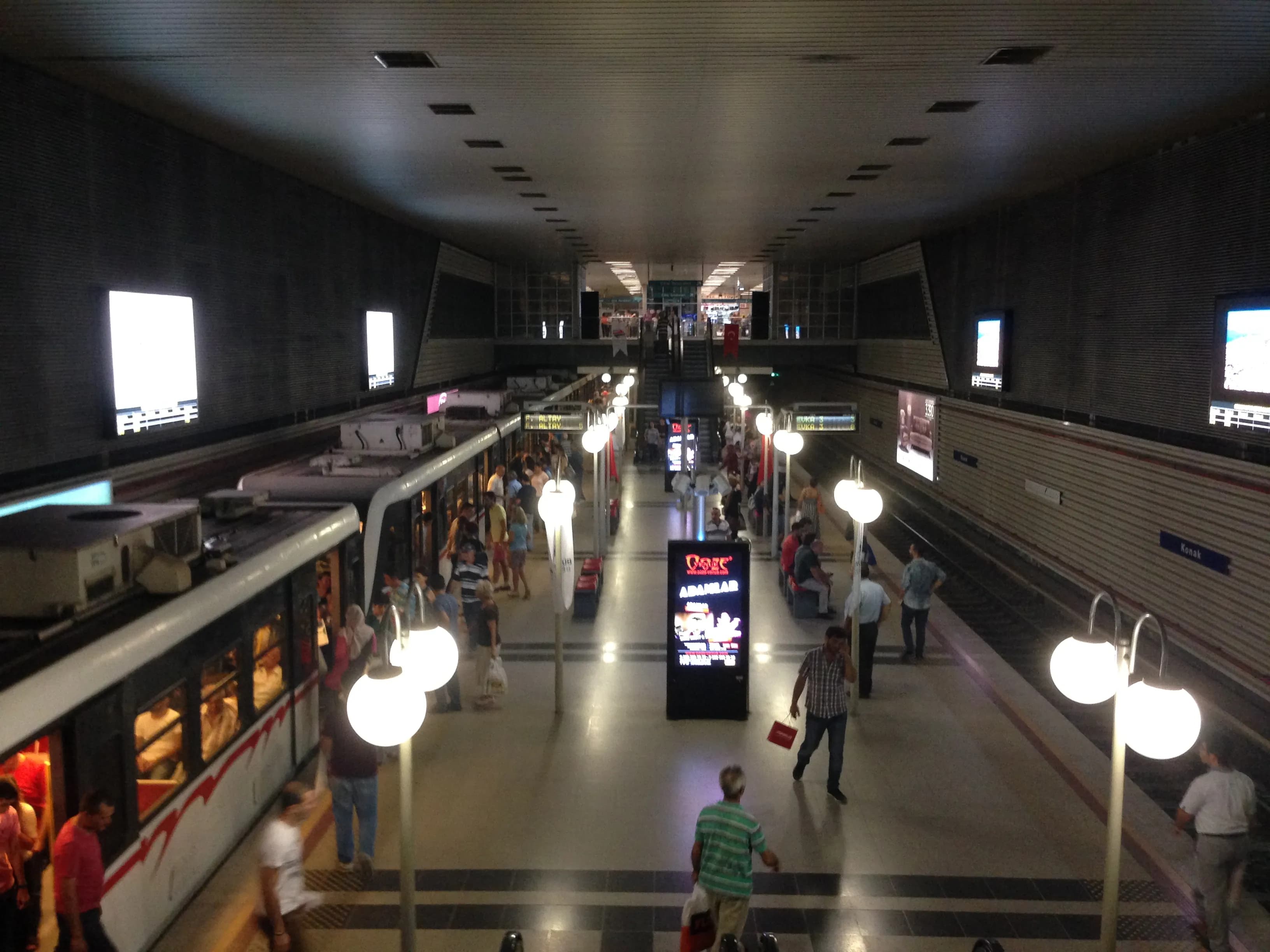 Konak Metro İstasyonu