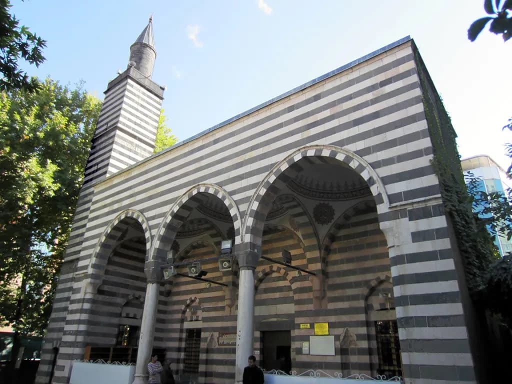 Nebî Camii