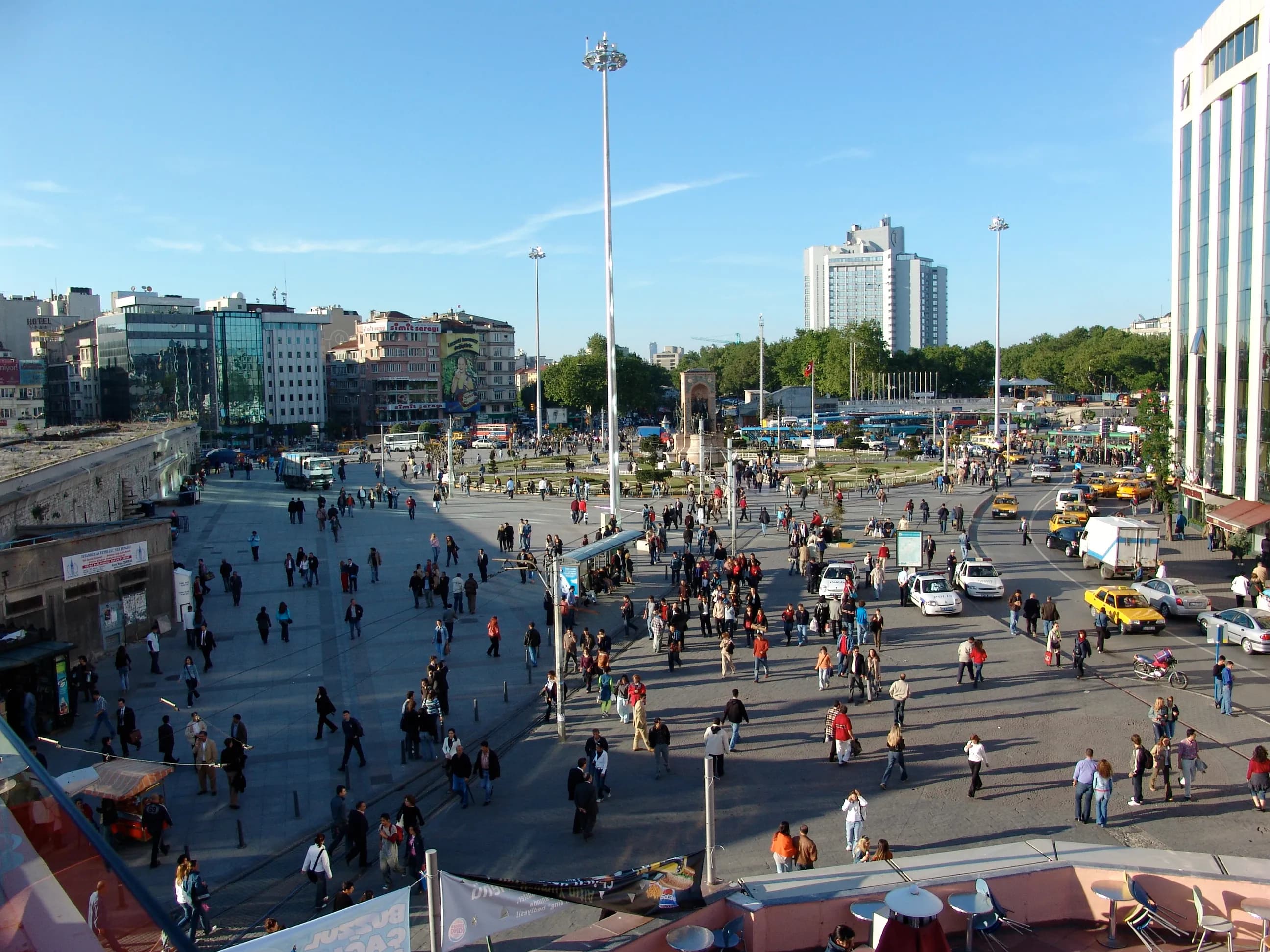 Taksim Meydanı ve Cumhuriyet Anıtı