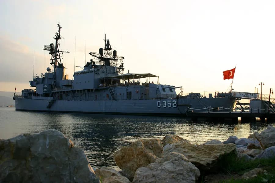 TCG Gayret (D-352)