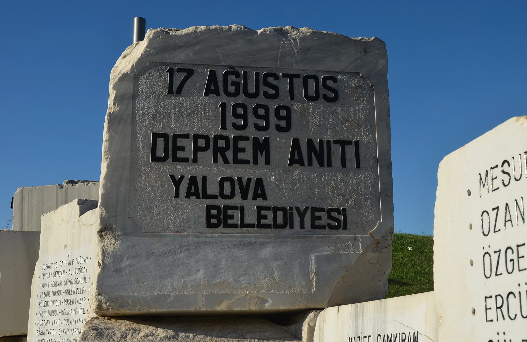 Yalova Deprem Anıtı