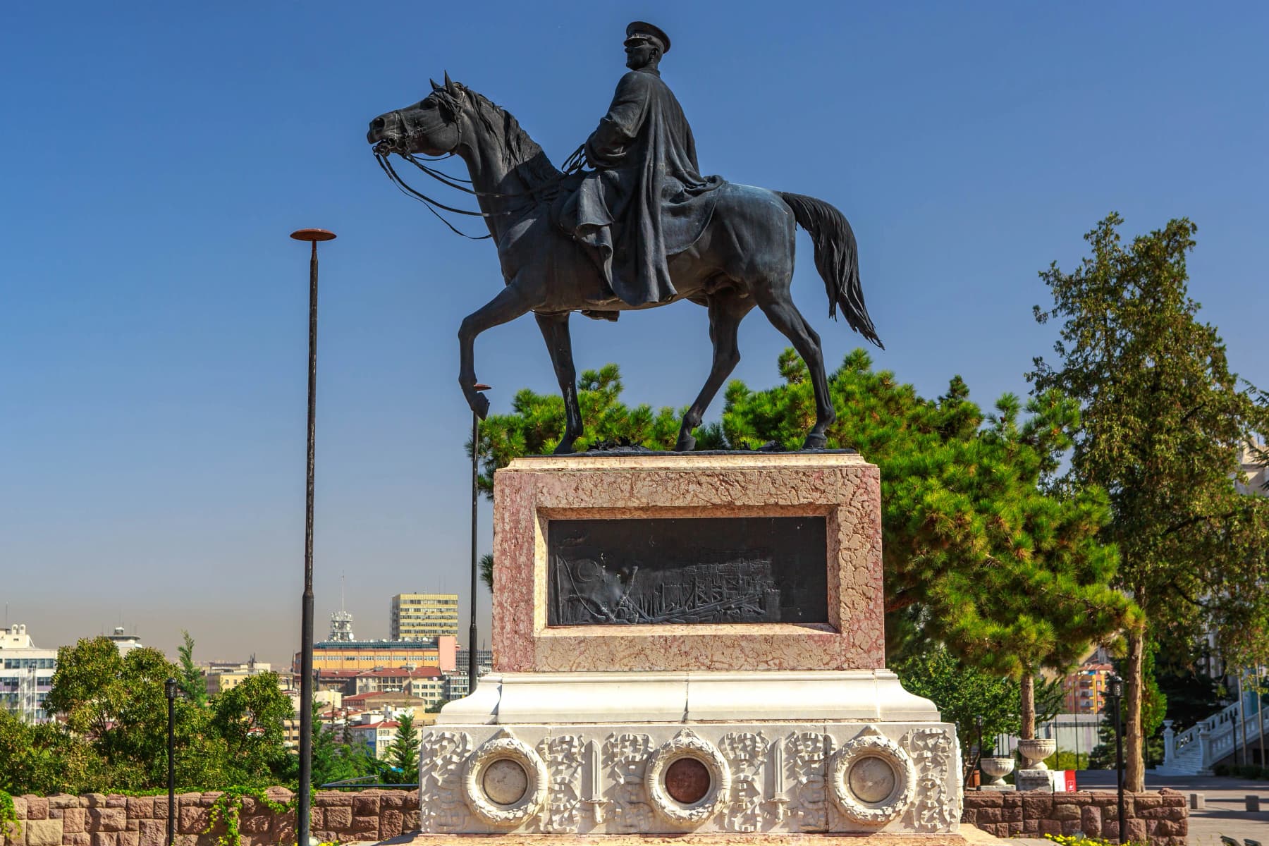 Atlı Atatürk Anıtı