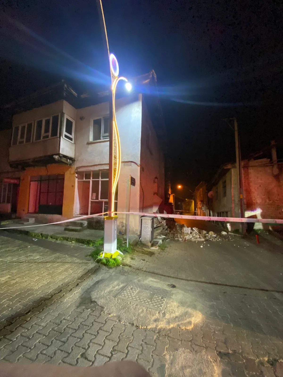Bucak'ta hareketli dakikalar! Çöken bina sonrası seferber oldular – 2. fotoğraf