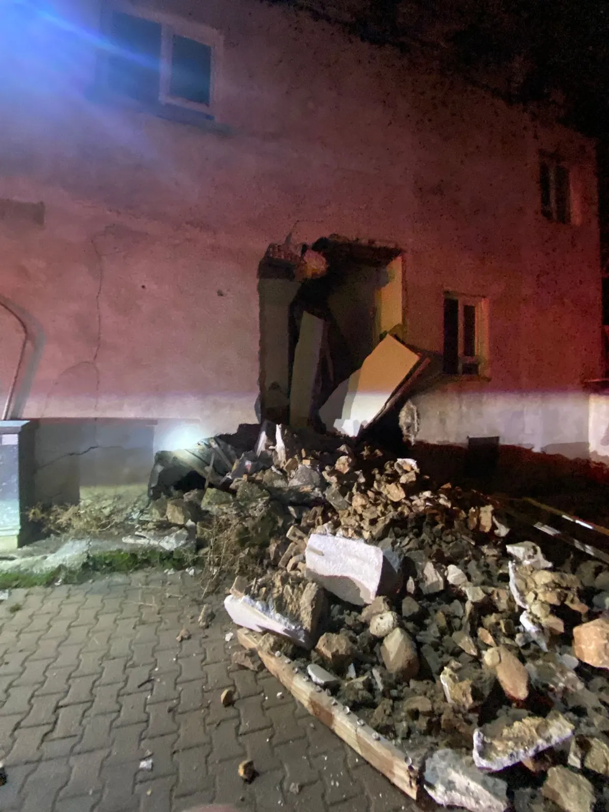 Bucak'ta hareketli dakikalar! Çöken bina sonrası seferber oldular – 1. fotoğraf