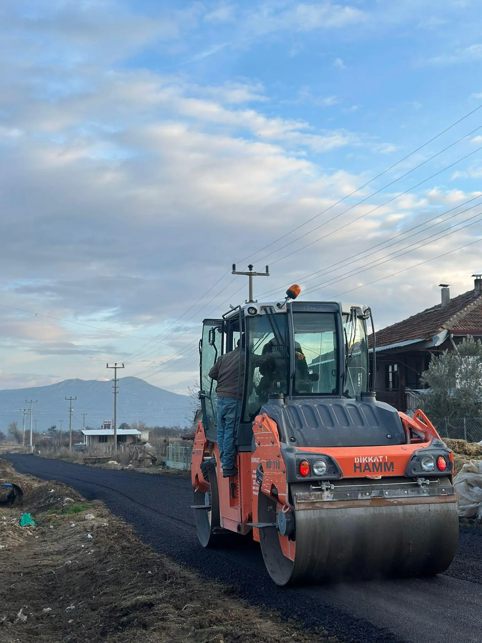 Emeği geçen herkesten Allah Razı Olsun. Tohum saç, bitmezse toprak utansın! Hedefe varmayan mızrak utansın! Hey gidi küheylan, koşmana bak sen! Çatlarsan, doğuran kısrak utansın! Eski çınar şimdi Noel ağacı; Dalları da iğreti yaprak utansın! Ustada kalırsa bu öksüz yapı, Onu sürdürmeyen çırak utansın! ölümden ilerde varış dediğin, Geride ne varsa, bırak utansın.&nbsp;