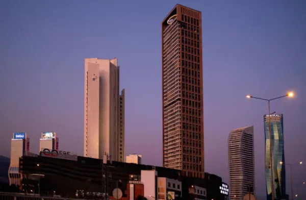 Modern gökdelenlerin doğum yeri olarak kabul edilen Chicago ise 1974 yılında büyük bir geri dönüş yaptı. Kentte inşa edilen ve o dönem bir perakende devinin adını taşıyan 442 metrelik dev kule, unvanı çeyrek asra yakın bir süre elinde tutmayı başardı.