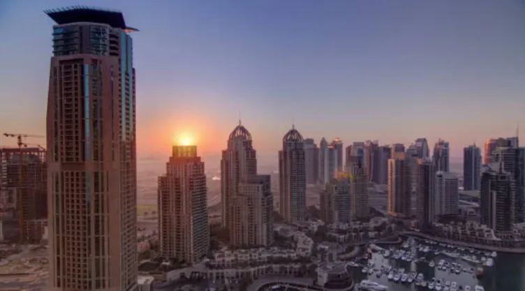 2010 yılına gelindiğinde ise Dubai, tüm ezberleri bozan bir hamle yaptı. Tam 828 metre yüksekliğindeki devasa kule, kendisinden önceki rekoru yüzde 60 oranında aşarak adeta ulaşılmaz bir noktaya yerleşti. Bir asır önceki ilk rekortmen binadan neredeyse dört kat daha yüksek olan bu yapı, uzun yıllardır tahtını korumayı sürdürüyor.