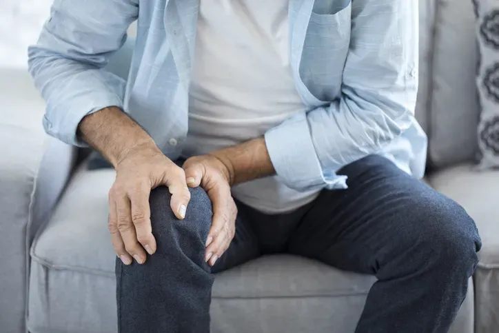 İLTİHABI KURUTAN VE EKLEMLERİ YAĞLAYAN DİĞER MUCİZELER Uzmanlar, sadece kemik suyunun değil, mutfakta yapılacak birkaç stratejik değişikliğin de eklem ağrılarını yok edeceğini söylüyor. İşte o besinler: