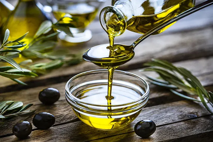 SIZMA ZEYTİNYAĞI Enflamasyonu (iltihabı) artıran diğer bitkisel yağların aksine, sızma zeytinyağı yüksek Omega-3 içeriğiyle eklemleri adeta yağlar ve iltihabı kurutur.