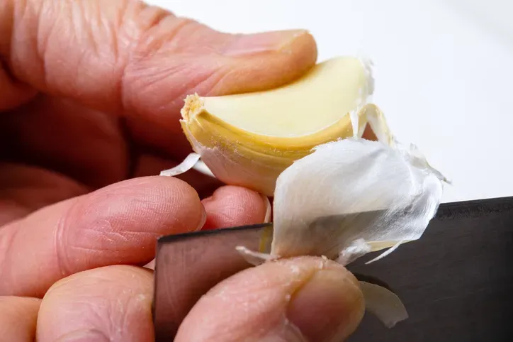 ŞİFALI OTLAR VE BAHARATLAR Sarımsak, zerdeçal ve zencefil, vücuttaki iltihap yanıtını kapatan güçlü birer doğal antiinflamatuardır.