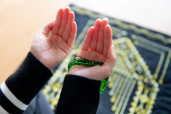 İZMİR'DE BAYRAM NAMAZI SAAT KAÇTA KILINACAK? Diyanet İşleri Başkanlığının yayımladığı bayram namazı vakitlerine göre, İzmir'de Kurban Bayramı namazı saat 06:25'te kılınacak. Kaynak: Diyanet İşleri Başkanlığı
