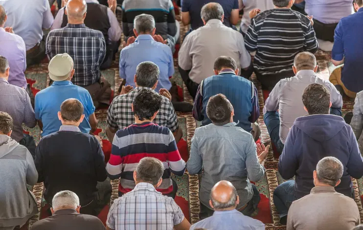 İşte diğer iller için bayram namazı saatleri: Adana 05.55 Adıyaman 05.42 Afyonkarahisar 06.11 Ağrı 05.18 Aksaray 05.57 Amasya 05.45 Ankara 05.59 Antalya 06.14 Ardahan 05.17 Artvin 05.20 Aydın 06.23 Balıkesir 06.19 Bartın 05.57 Batman 05.30 Bayburt 05.28