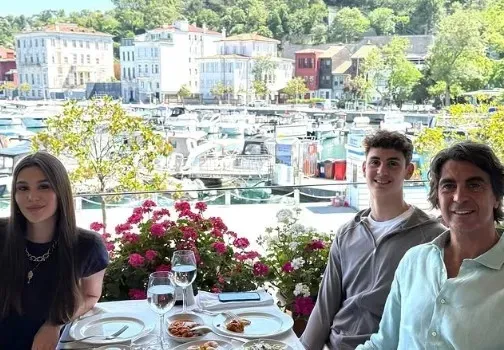 Son olarak İbrahim Kutluay sosyal medya hesabından oğlu Ömer ve kızı İrem ile bir paylaşım yaptı.