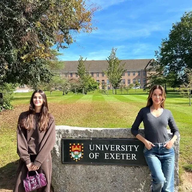 Kızı İrem ise İngiltere'deki University OF Exer'da üniveriste okuyor.