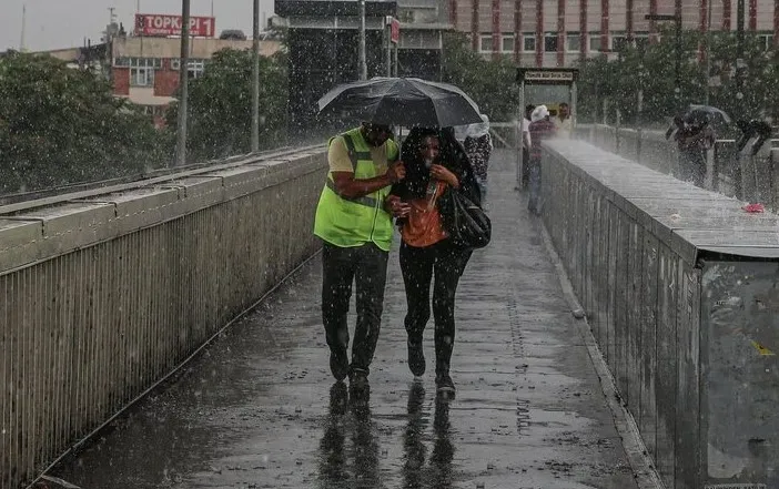 KAVURUCU SICAKLAR YERİNİ DEV YAĞIŞ DALGASINA BIRAKIYOR Haritaların adeta kırmızıya boyandığı bu yeni sistemle birlikte, Marmara'dan İç Anadolu'ya, Karadeniz'den Doğu'ya kadar ülkenin neredeyse tamamı gök gürültülü sağanak yağışlara teslim olacak. Bu geniş çaplı yağış dalgasıyla beraber, yurt genelinde sıcaklıklarda birkaç derecelik ferahlatıcı bir düşüş yaşanması ve iç kesimlerde termometrelerin 18-24 derece aralığına, yani bahar normallerine dönmesi bekleniyor.