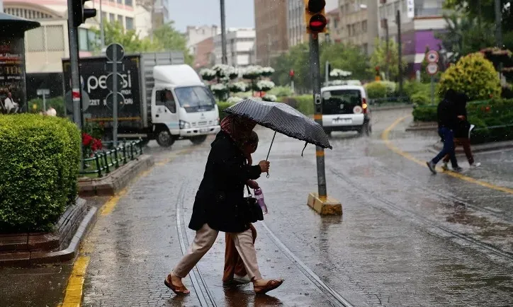 İÇ ANADOLU Parçalı ve az bulutlu, zamanla güney ve doğu kesimlerinin yer yer çok bulutlu, öğle saatlerinden sonra Niğde, Konya'nın batısı, Kayseri'nin güneyi ve Ankara'nın kuzeyi ile Çankırı'nın kuzey ve batı kesimlerinin yerel olmak üzere sağanak ve gök gürültülü sağanak yağışlı geçeceği tahmin ediliyor. ANKARA °C, 25°C Parçalı ve az bulutlu, zamanla yer yer çok bulutlu, öğle saatlerinden sonra kuzey çevreleri yerel olmak üzere sağanak ve gök gürültülü sağanak yağışlı ESKİŞEHİR °C, 26°C Parçalı ve az bulutlu KONYA °C, 24°C Parçalı ve az bulutlu, zamanla yer yer çok bulutlu, öğle saatlerinden sonra batı çevreleri yerel olmak üzere sağanak ve gök gürültülü sağanak yağışlı NEVŞEHİR °C, 22°C Parçalı ve az bulutlu