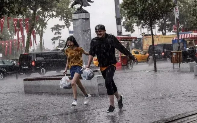 BATI KARADENİZ Parçalı ve az bulutlu, zamanla iç kesimlerinin yer yer çok bulutlu, öğle saatlerinden sonra Kastamonu çevreleri ile Bolu'nun güney kesimlerinin yerel olmak üzere sağanak ve gök gürültülü sağanak yağışlı geçeceği tahmin ediliyor. BOLU °C, 26°C Parçalı ve az bulutlu, zamanla yer yer çok bulutlu, öğle saatlerinden sonra güney kesimleri yerel olmak üzere sağanak ve gök gürültülü sağanak yağışlı DÜZCE °C, 28°C Parçalı ve az bulutlu KASTAMONU °C, 26°C Parçalı ve az bulutlu, zamanla yer yer çok bulutlu, öğle saatlerinden sonra yerel olmak üzere sağanak ve gök gürültülü sağanak yağışlı ZONGULDAK °C, 22°C Parçalı ve az bulutlu ORTA ve DOĞU KARADENİZ Parçalı ve az bulutlu, zamanla iç kesimlerinin yer yer çok bulutlu, öğle saatlerinden sonra Gümüşhane ve Bayburt çevreleri ile Giresun ve Trabzon'un iç kesimlerinin yerel olmak üzere sağanak ve gök gürültülü sağanak yağışlı geçeceği tahmin ediliyor. AMASYA °C, 27°C Parçalı ve az bulutlu ARTVİN °C, 21°C Parçalı ve az bulutlu, zamanla iç kesimleri yer yer çok bulutlu SAMSUN °C, 24°C Parçalı ve az bulutlu TRABZON °C, 22°C Parçalı ve az bulutlu, zamanla iç kesimleri yer yer çok bulutlu, öğle saatlerinden sonra iç kesimleri yerel olmak üzere sağanak ve gök gürültülü sağanak yağışlı