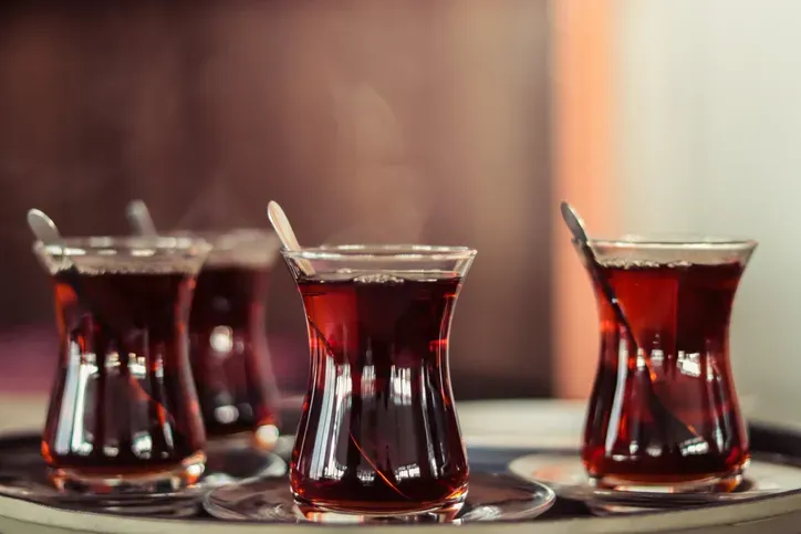 Yüksek nem oranına sahip bir bölgedeyseniz veya üzerinizde terin buharlaşmasını engelleyecek kalın giysiler varsa, sıcak içecekler tüketmek tam tersi bir etki yaratarak vücudunuzu daha da bunaltabiliyor.