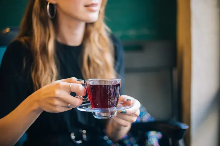 Özetle; kuru yaz sıcaklarında harareti almak ve serinlemek için sıcak bir çay veya kahve bilimsel olarak en doğru tercihken, nem oranının tavan yaptığı günlerde rotayı soğuk içeceklere çevirmek gerekiyor.