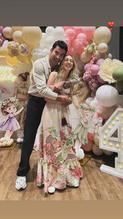 Doğum günü için bir araya gelen aile, hem küçük Leyla'nın yeni yaşını kutladı hem de bu mutlu günün hatırasını romantik bir kareyle ölümsüzleştirmişti. Paylaşılan kare, kısa sürede sosyal medyada büyük ilgi gördü ve çok sayıda beğeni almıştı.
