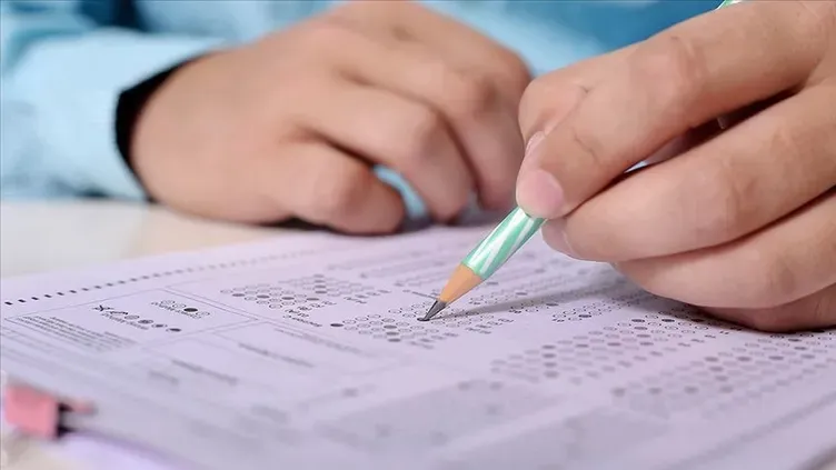 İOKBS oturumunun sona ermesiyle birlikte sonuç heyecanı başladı. Binlerce öğrenci ve veli, bursluluk sınavı sonuçlarının ilan edileceği tarihi beklerken, MEB'in duyurduğu takvim gündemdeki yerini koruyor. Sonuç ekranının erişime açılmasıyla birlikte adaylar burs durumlarını öğrenebilecek.