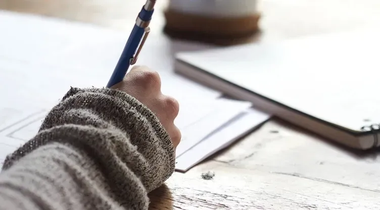 BURSLULUK SINAVINA İTİRAZ SÜRECİ NASIL İŞLEYECEK? Sınav soruları, cevap anahtarı ve sonuçların açıklanmasının ardından adaylar için itiraz süreci başlayacak. İtiraz başvuruları, yayımlanma tarihinden itibaren en geç 5 takvim günü içerisinde Ölçme, Değerlendirme ve Sınav Hizmetleri Genel Müdürlüğünün resmî internet sitesindeki e-İtiraz bölümü üzerinden yapılabilecek. Başvurular hem elektronik ortamda hem de yazılı şekilde gerçekleştirilebilecek.