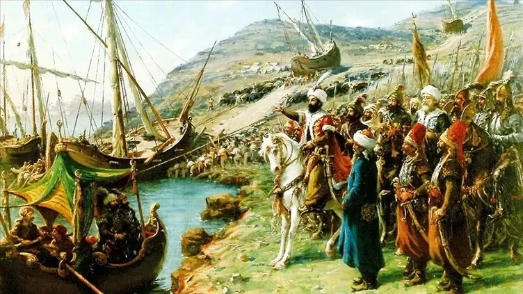 İSTANBUL DAHA ÖNCE DE KUŞATILMIŞTI Stratejik konumu nedeniyle İstanbul, tarih boyunca birçok devletin hedefi oldu. 7. ve 8. yüzyıllarda Emev&icirc;ler ile Abbâs&icirc;ler şehri kuşatsa da başarılı olamadılar. 1204 yılında gerçekleşen Dördüncü Haçlı Seferi sırasında ise Haçlı orduları İstanbul'u ele geçirerek büyük bir yıkıma neden oldu. Şehirde Latin İmparatorluğu kuruldu ve Bizans İmparatorluğu ciddi şekilde zayıfladı. 1261 yılında Bizans İmparatoru VIII. Mihail Paleologos'un şehri yeniden almasıyla Latin hakimiyeti sona erdi. Ancak Bizans, eski gücüne bir daha ulaşamadı ve yaklaşık iki asır sonra Osmanlı Devleti tarafından tamamen tarih sahnesinden silindi.