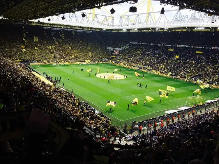 Avrupa futbolunda tribün atmosferiyle rakiplerine zor anlar yaşatan statların listesi yayınlandı. Taraftar yoğunluğu ve gürültü seviyeleri dikkate alınarak hazırlanan listede, kıtanın önde gelen futbol ülkelerinin simge statları yer alırken Türkiye'den üç stadyum da ilk 15'e girdi.