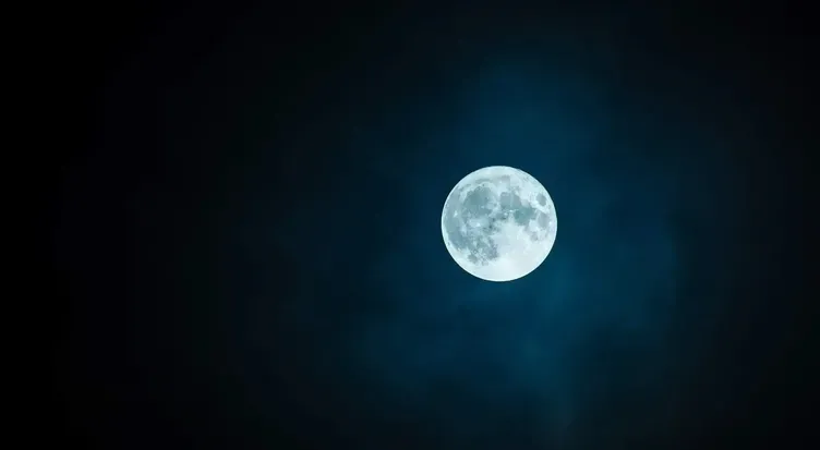 MAVİ AY NEDİR? Mavi Ay, oldukça nadir görülen astronomik olaylardan biri olarak kabul ediliyor. Ortalama olarak her iki ila üç yılda bir yaşanan bu durum, bir takvim ayı içinde iki dolunay meydana gelmesiyle ortaya çıkıyor. Bu nedenle Mayıs 2026, gökyüzü gözlemcileri açısından özel bir ay olarak değerlendiriliyor.