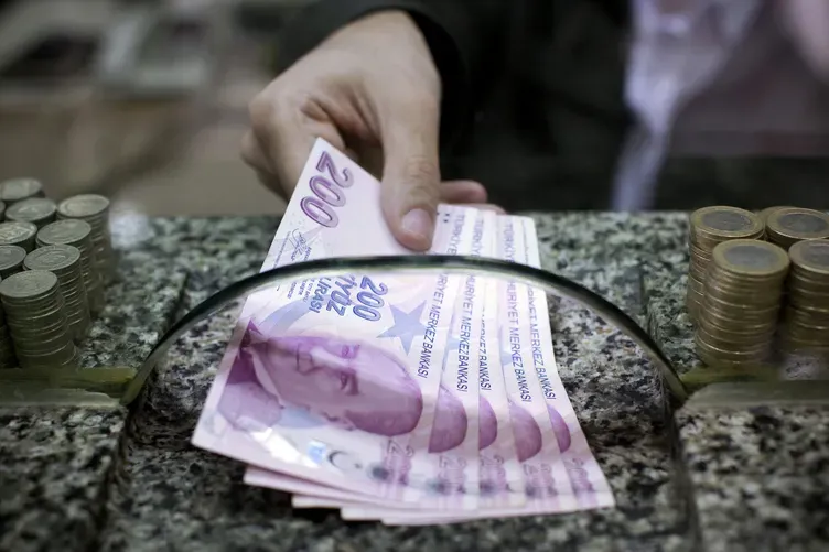 4 AYLIK SSK-BAĞ-KUR EMEKLİ ENFLASYON FARKI YÜZDE KAÇ OLDU? Ocak ayı enflasyonu 4,84, Şubat ayı enflasyonu 2,96 ve Mart ayı enflasyonu ise 1,94 olarak açıklanmıştı. Nisan ayı enflasyonunun 4,18 olarak açıklanmasının ardından SSK ve Bağ-Kur emeklileri için kesinleşen 4 aylık zam oranı yüzde 14,64 olarak hesaplandı.