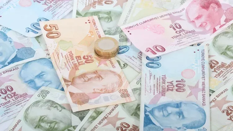 6 AYLIK ENFLASYON FARKI NE KADAR OLACAK? Türkiye Cumhuriyet Merkez Bankası (TCMB) Piyasa Katılımcıları Anketi'nin Mayıs 2026 sonuçlarına göre, piyasa temsilcilerinin enflasyon tahminleri güncellendi. Ankete katılan reel sektör ve finansal sektör temsilcileri, yıl sonu TÜFE beklentisini yüzde 27,53'ten yüzde 28,94'e çıkarırken, Mayıs ve Haziran ayı tahminleri de ortaya çıktı. Ankette ekonomistlerin enflasyon tahmini mayıs için yüzde 1.89, haziran için yüzde 1.52 oldu. Yıl sonu enflasyon tahmini de yüzde 28.94 olarak yer aldı. Buna göre 6 aylık enflasyon yüzde 18.58 olacak. Yani SSK ve Bağkur emeklileri en az 18.58 zam alacak. TCMB beklentisine göre 6 aylık enflasyon farkı ise yüzde 6.83 gerçekleşecek. Toplu sözleşme gereği memur ve memur emeklilerine toplamda yüzde 14.31 olacak.