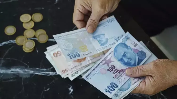 EMEKLİ ZAMMI HESAPLAMA 20.000 TL maaş alan emekli: 23.716 TL 25.000 TL maaş alan emekli: 29.645 TL 30.000 TL maaş alan emekli: 35.574 TL En düşük emekli aylığı için de yeni formül masada. Mevcut taban aylığın 20 bin TL olduğu hesaplamada, yüzde 18,58'lik artış yapılması halinde en düşük emekli maaşı 23 bin 716 TL seviyesine çıkabilecek. Ancak bu artışın hayata geçmesi için yasal düzenleme gerekiyor. Zam oranının kesinleşmesinin ardından taban aylıkla ilgili kararın netleşmesi bekleniyor.