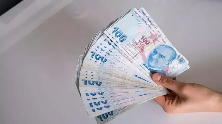 İOKBS BURS ÖDEMELERİ HANGİ TARİHTE BAŞLAYACAK? Burs almaya hak kazanan öğrenciler için ödeme takvimi de kılavuzda yer aldı. Millî Eğitim Bakanlığına Bağlı Resmi Okullarda Yatılılık, Bursluluk, Sosyal Yardımlar ve Okul Pansiyonları Yönetmeliği hükümlerine göre burs ödemeleri, öğrencinin okula kayıt yaptırdığı tarihi takip eden ekim ayının başından itibaren başlatılıyor. İOKBS'yi kazanarak burs hakkı elde eden öğrenciler, gerekli işlemlerin tamamlanmasının ardından burs ödemelerini ekim ayından itibaren almaya başlayacak.