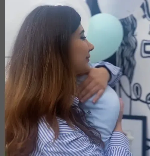 "İçimdeki akvaryumun en güzel balığı, kucağıma alabildiğim mutluluğum, dışarıda atan kalbim… Badem gözlü, güleç oğlum Lucas'ım Karel'im… İyi ki geldin, hoş geldin."