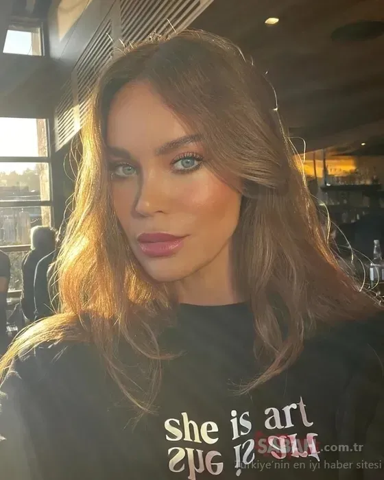 ANNELİĞİYLE ÖNE ÇIKAN BİR DİĞER İSİM: EBRU ŞALLI Model ve pilates eğitmeni Ebru Şallı, genç kızlara taş çıkaran fiziği ve enerjisiyle yıllardır magazin gündeminin değişmeyen isimlerinden biri.