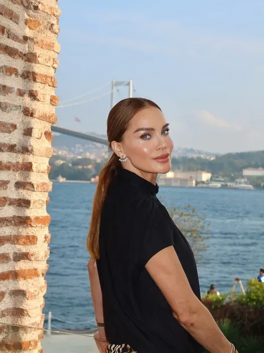 Son dönemlerde ise evinde çektiği pilates videoları ve sosyal medya paylaşımlarıyla sık sık adından söz ettiren Şallı, bu kez bambaşka bir konuyla gündeme geldi.