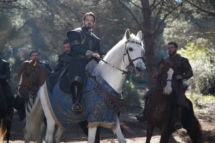 SULTAN ORHAN'DAN İZNİK VE İZMİT HAMLESİ! Sultan Orhan, yeni imparatorun kendilerini hedef aldığının farkındadır. Ancak Orhan Gazi de kendi oyununu kurar. Hedefinde İznik ve İzmit vardır. Hazırlıkları başlatan Sultan Orhan, Kızılcatepe'yi almak için nasıl bir strateji izleyecektir? Bu hamle, Osmanlı'nın yükselişinde yeni bir dönüm noktası mı olacaktır?