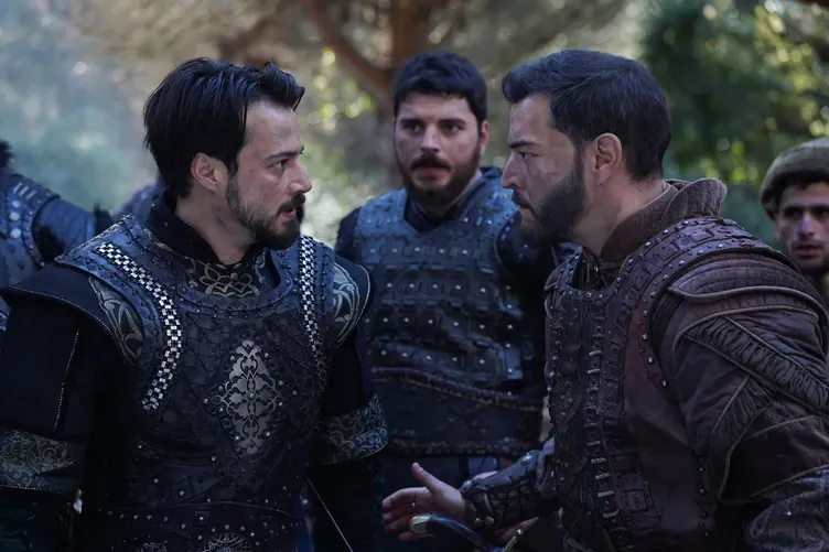 ŞAHİNŞAH'TAN SULTAN ORHAN'IN BİRLİĞİNE SALDIRI! Şahinşah, Sultan Orhan'ın İzmit'teki birliğine saldırır. Bu baskında verilen şehitler, Orhan'ın öfkesini daha da büyütür. İntikam hırsıyla bilenmiş olan Sultan Orhan, şehitlerinin hesabını nasıl soracaktır? Şahinşah bu hamlesinin bedelini ağır mı ödeyecektir? Kuruluş Orhan 25. Bölüm Fragmanı yayınlandı! "Sen Fatma'nın sevgisini hak etmiyorsun Flavius" | Video