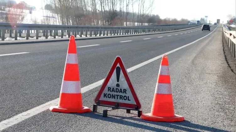CANLI RADAR TAKİBİ NASIL YAPILIYOR? İçişleri Bakanlığı tarafından geliştirilen Hayat 112 Acil Mobil Uygulaması, vatandaşların ihbar ve acil durum bildirimlerini tek çatı altında toplamak amacıyla hizmet veriyor. Yerli ve milli imkanlarla geliştirilen uygulama, bugüne kadar Google Play ve Apple Store üzerinden yaklaşık yarım milyon kez indirildi. e-Devlet entegrasyonu ile çalışan uygulama, vatandaşlara çok sayıda dijital hizmet sunuyor. Uygulamanın "Araçlar" menüsünde yer alan "RADAR+" bölümü sayesinde sürücüler, seyahat edecekleri güzergâhlarda bulunan radar, EDS ve hız koridoru noktalarını önceden görebiliyor.