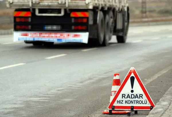 BAYRAMDA RADAR VE EDS DENETİMLERİ ARTTI Bu yılki 9 günlük Kurban Bayramı tatili boyunca trafik güvenliğini artırmak amacıyla denetimler de yoğunlaştırıldı. Bu kapsamda 61 ilde bulunan 520 Elektronik Denetleme Sistemi (EDS) üzerinden denetim yapılırken, 21 bin 682 kilometrelik güzergâhta ortalama hız kontrolü gerçekleştirildi. Ayrıca ülke genelinde 1581 mobil radar cihazı görev yaptı.
