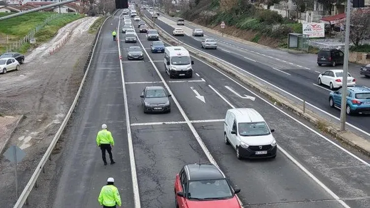 TRAFİKTE 334 BİN PERSONEL GÖREV YAPTI Bayram süresince trafik kazalarını ve can kayıplarını azaltmak amacıyla 22 Mayıs-1 Haziran tarihleri arasında toplam 334 bin 17 kolluk personeli görev yaptı. Bu personelin 66 bin 481'i doğrudan trafik tedbirleri kapsamında sahada yer aldı. Şehirler arası yolcu taşımacılığı yapan otobüslere yönelik denetimler de artırıldı. Bu kapsamda 1238 kolluk personeli "gizli yolcu" olarak otobüslere binerek sürücüleri denetledi. Ayrıca emniyet kemeri kullanımını artırmak amacıyla otobüs terminallerinde uyarı anonsları yapılırken, güzergâhlarda da yoğun bilgilendirme ve denetim faaliyetleri gerçekleştirildi.
