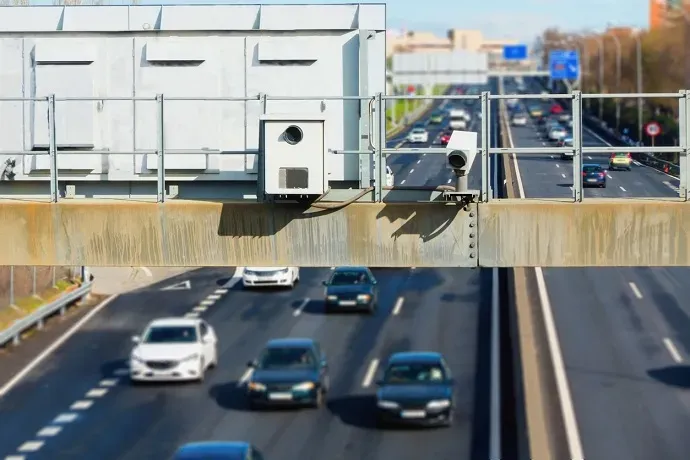 DRONELAR HAVADAN DENETİM YAPTI Trafik tedbirleri kapsamında havadan denetimlere de ağırlık verildi. Dokuz ilde toplam 108 saat helikopterle trafik kontrolü yapılırken, 81 ilin tamamında toplam 5 bin 828 saat drone destekli denetim gerçekleştirildi. Polis ve jandarma müfettişleri ile trafik birimlerinden oluşan ekipler de uygulamaların etkinliğini yerinde denetledi.
