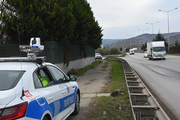 TRAFİKTE CAN KAYBI AZALDI İçişleri Bakanlığı verilerine göre alınan tedbirler olumlu sonuç verdi. 2016, 2018, 2021, 2023 ve 2024 yıllarındaki 9 günlük Kurban Bayramı tatillerinin ortalamasıyla kıyaslandığında, 2026 Kurban Bayramı'nda ölümlü trafik kazalarında yüzde 45,1 oranında azalma yaşandı. Kaza yerindeki can kayıplarında ise yüzde 34,3 düşüş kaydedildi. Geçmiş yıllarda bayram tatillerinde günlük ortalama 11,8 kişi kaza yerinde hayatını kaybederken, bu yıl bu sayı 7,8 kişiye geriledi. Toplam kaza yeri can kaybı ise önceki yıllardaki 106,6 kişilik ortalamaya karşılık bu yıl 70 kişi olarak kayıtlara geçti.