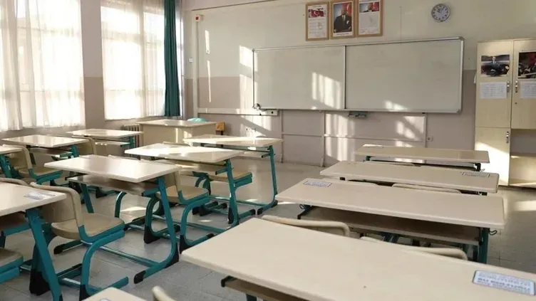 2026 KARNELER NE ZAMAN ALINACAK? 2025-2026 eğitim öğretim yılı ikinci dönem karneleri, 26 Haziran 2026 Cuma günü dağıtılacak. Karne günüyle birlikte öğrenciler için yaz tatili başlayacak.
